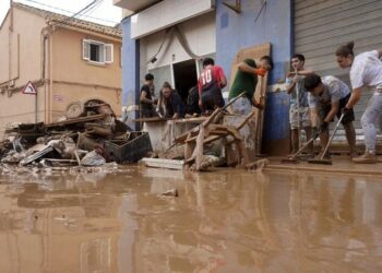 El gobierno español: envían 10.000 agentes adicionales a zonas inundadas en Valencia
