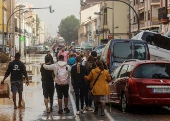 Una semana después de inundaciones en España, familias siguen buscando a seres queridos