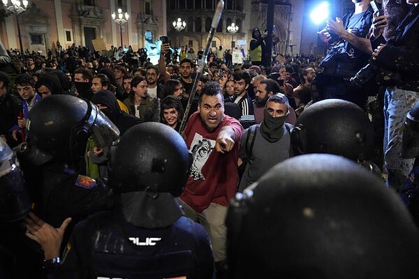 DANA protests in Valencia leave 39 police officers injured – Diario La Página
 –