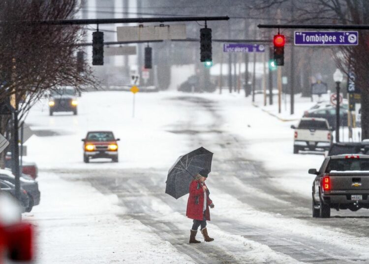 Nieve, hielo y vientos fuertes generan condiciones peligrosas en centro-oeste de EEUU