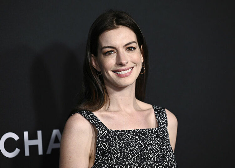 Anne Hathaway está ‘desesperada’ por hacer una película navideña
