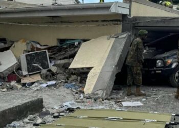 Un terremoto de magnitud 7.3 sacudió la costa de Vanuatu y activó una alerta de tsunami