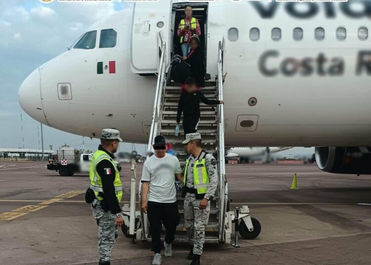 Pasajero que intentó desviar avión de Volaris alega haber sido ‘amenazado de muerte’