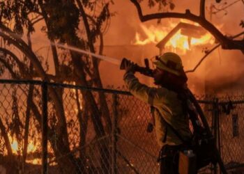 Orden de evacuación por incendio en California afecta a 20.000, incluyendo Dick Van Dyke y Cher