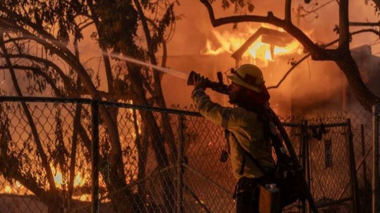 Orden de evacuación por incendio en California afecta a 20.000, incluyendo Dick Van Dyke y Cher