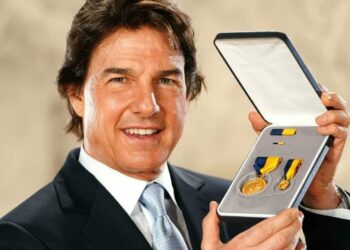 Tom Cruise recibe el premio más prestigioso que puede otorgar la Armada de EE.UU. a un civil
