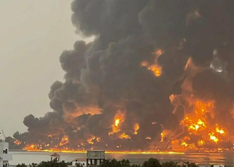 Israel ataca puertos en Yemen tras derribar un misil de hutíes