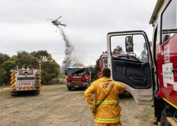 Ordenan evacuaciones por incendios sin control en Australia