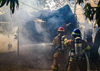 Bomberos evita que incendio se propague a otras viviendas