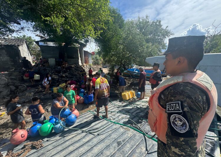 Marina Nacional transporta 2,600 galones de agua potable para habitantes de Isla Perico