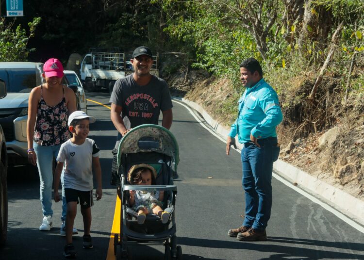 Más de 1,000 habitantes de Cantón El Pital se benefician con nueva calle asfaltada