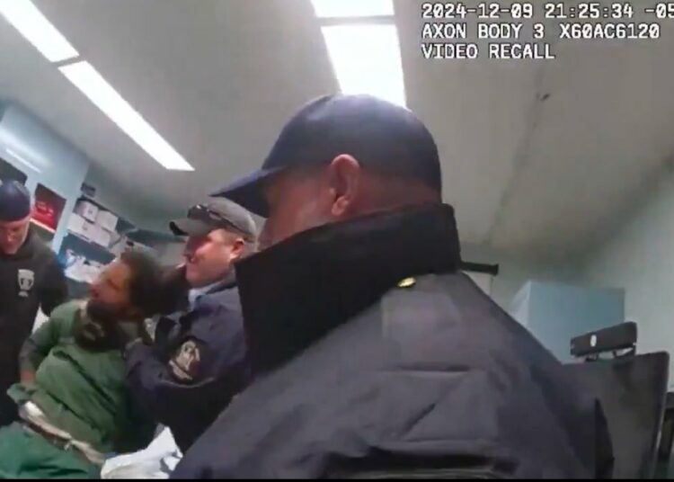 (IMÁGENES FUERTES) Policías de Nueva York golpean a un preso que murió un día después, según video difundido por fiscalía