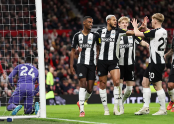 Manchester United cae como local ante Newcastle y está más cerca de la zona de descenso