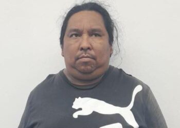 ¡Cerca de una tragedia en Navidad! Este borracho estrelló su vehículo en el techo de una vivienda, en San Salvador