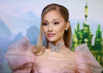 Ariana Grande ‘no entendió’ ninguna parte de su entrevista viral ‘holding space’
