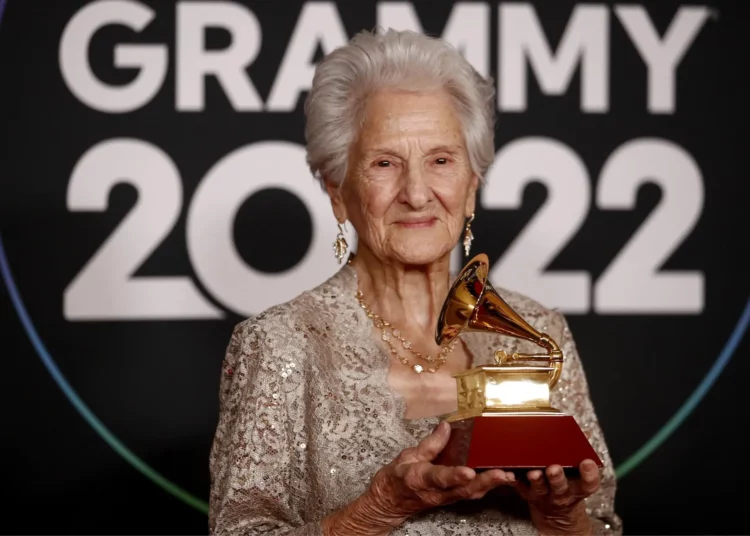 Muere Ángela Álvarez, la cantautora cubana que ganó un Grammy a los 95 años