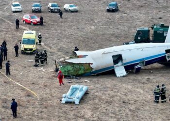 Hallaron las cajas negras del avión de Azerbaijan Airlines que se estrelló en Kazajistán y causó la muerte de 38 personas