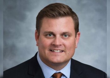 Brian Thompson, CEO de la principal aseguradora de salud en EEUU, fue asesinado a balazos en Manhattan