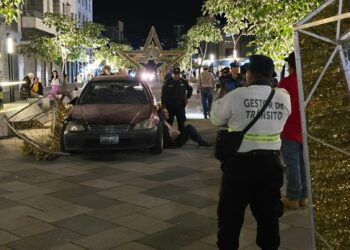 Conductor en aparente estado de ebriedad conduce su auto por el Centro Histórico de San Salvador