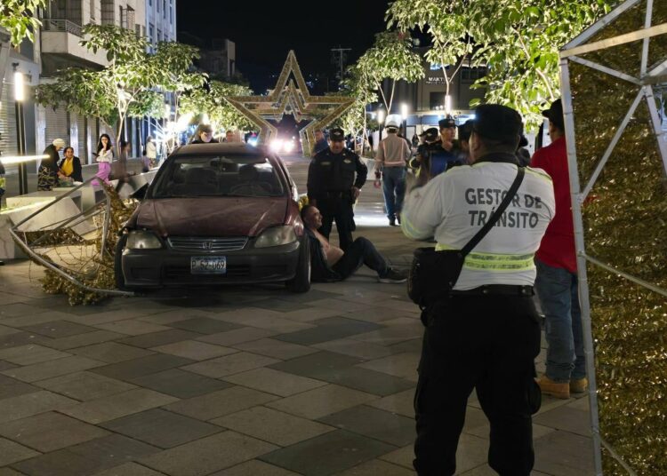 Conductor en aparente estado de ebriedad conduce su auto por el Centro Histórico de San Salvador