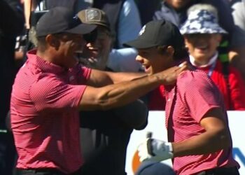 El espectacular hoyo en uno de Charlie, el hijo de 15 años de Tiger Woods