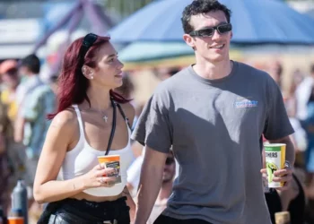 Aseguran que Dua Lipa se ha comprometido con Callum Turner