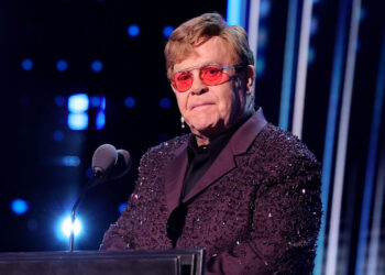 Elton John se siente acomplejado por su aspecto