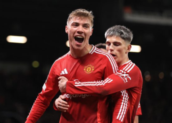 Manchester United golea en la Premier y se acerca a puestos de Champions League