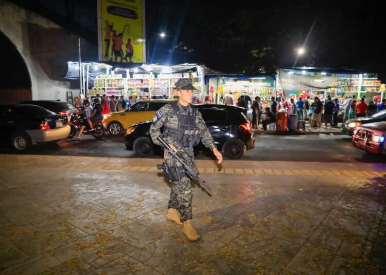 Buscando pandilleros durante la última noche de 2024; Ministro de Defensa patrulla en Soyapango
