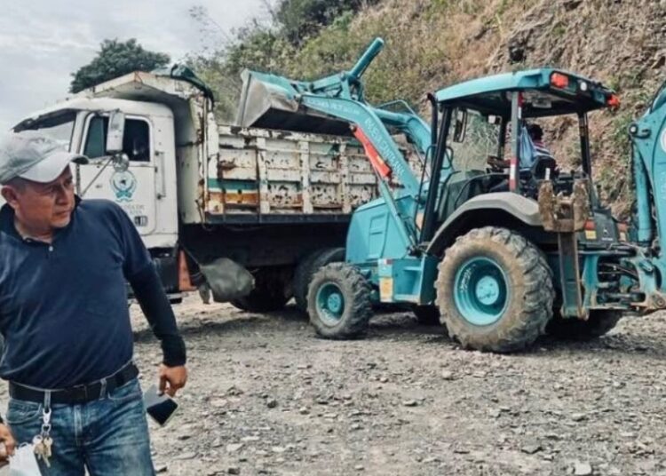 Alcaldía de Santa Ana continúa con recuperación vial de la ciudad construyendo calles en El Pinalon