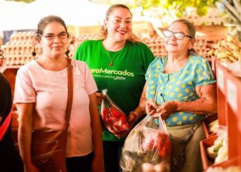 Salvadoreños realizan compras de fin de año a precios justos en los agromercados