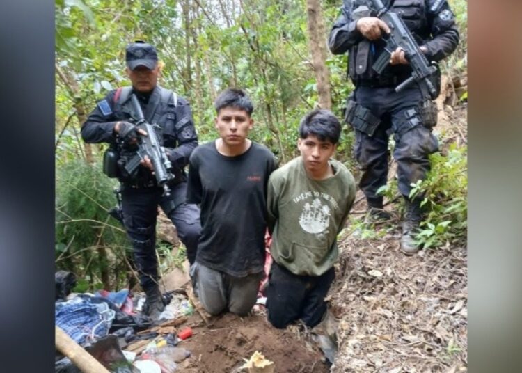 Capturan a pandilleros de la MS que se escondían en un hoyo, en Juayúa