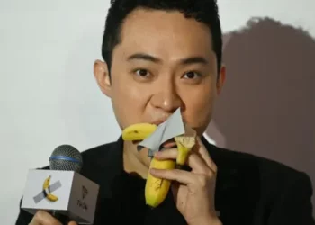 Criptoinversor se come la famosa banana que compró por más de 6 millones de dólares