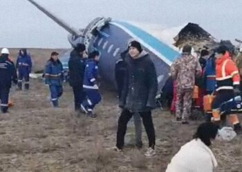 (VIDEOS) 32 personas sobreviven a accidente de avión en Kazajistán