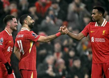 El Liverpool se mueve con siete puntos de ventaja con una victoria por 3-1 en la Premier League sobre el Leicester