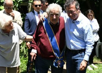 Lula y Petro condecoran a «Pepe» Mujica en visita a Uruguay
