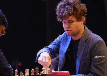 Expulsaron de un torneo al campeón del mundo de ajedrez por su vestimenta