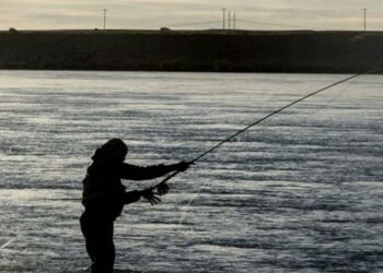 Un pescador salva con su anzuelo a una mujer que se estaba ahogando en el océano