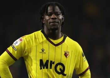 (VIDEO) El delantero del Watford, Kwadwo Baah fue expulsado por hacer un baile del ‘Fortnite’ a la afición rival