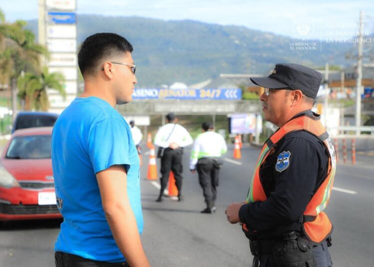 Capturado conductor peligroso en carretera al Puerto de La Libertad; no pasó la prueba de alcotest