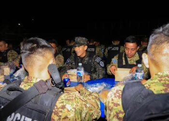 Ministro de la Defensa acompañó a la tropa en colonia La Campanera, este 24 de diciembre