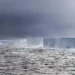 El iceberg más grande del mundo se desprendió de la Antártida y navega a la deriva por el océano