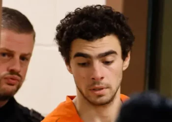 Luigi Mangione es acusado de asesinato como acto de terrorismo por tiroteo a CEO de UnitedHealthcare