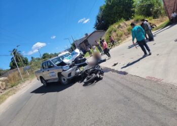 Motociclista pierde la vida al ser impactado por un pick up en San Isidro Cabañas