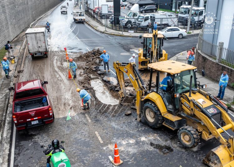 ANDA repara fuga de agua en incorporación de carretera Panamericana al bulevar Los Próceres