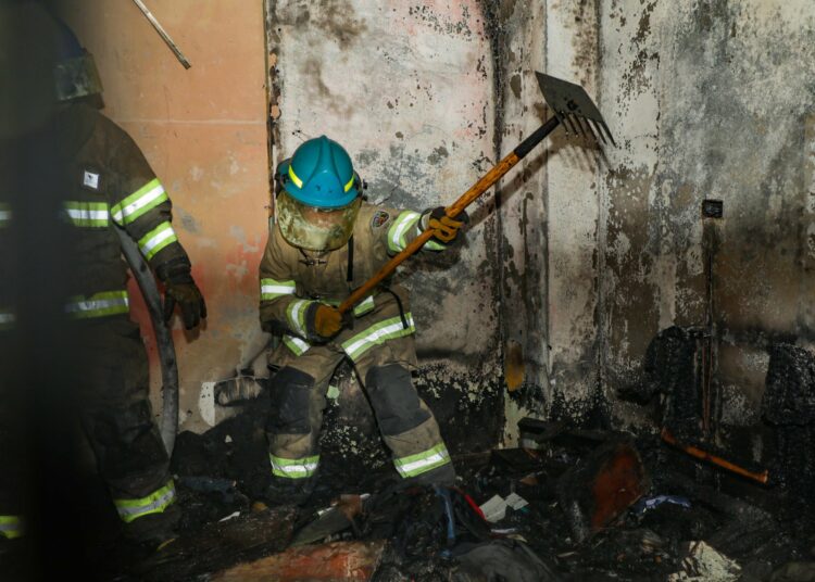 Bomberos controla incendio de una vivienda en Apopa