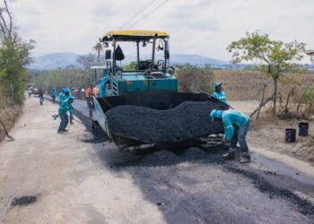 Gobierno asfalta antiguas calles de tierra entre Berlín y Mercedes Umaña