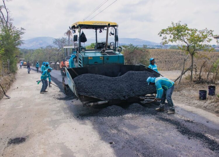 Gobierno asfalta antiguas calles de tierra entre Berlín y Mercedes Umaña