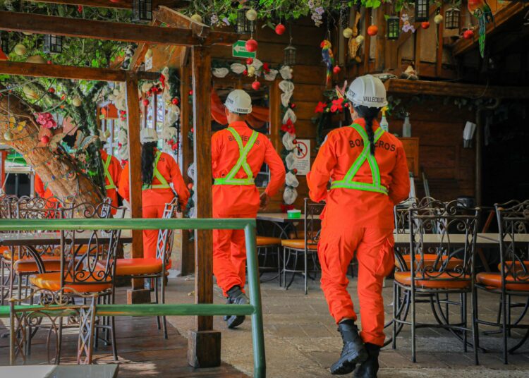 Autoridades refuerzan inspecciones en ventas de pirotecnia y sitios turísticos para la seguridad de los salvadoreños