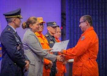 Rinden homenaje a los héroes nacionales en el Día del Bombero Salvadoreño